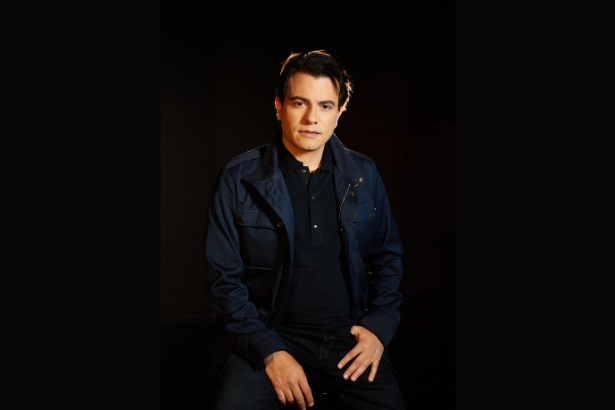 Otávio Fakhoury explica como a alta do dólar pode pesar no seu bolso, mesmo sem sair do país.