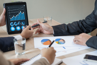 Braulio Henrique Dias Viana apresenta estratégias para empresas se destacarem em meio a cenários econômicos desafiadores.