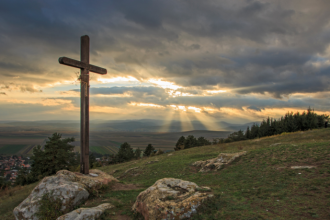 Leão XIV é apresentado como o Papa do Evangelho, guiando a Igreja com fé e liderança, em reflexão de Jose Eduardo De Oliveira e Silva.