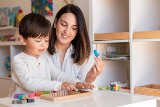 Teciomar Ábila explica por que colecionar figurinhas é uma atividade importante no desenvolvimento infantil.