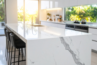 Mármores elevam o padrão estético com elegância e durabilidade, tornando-se escolha estratégica em projetos residenciais e comerciais, aponta Diohn do Prado.