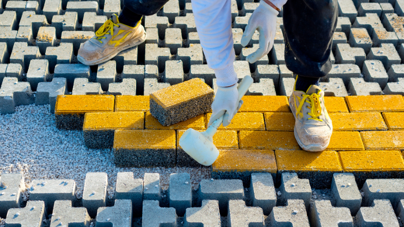 Entenda com Valderci Malagosini Machado como definir o piso intertravado em condomínios, equilibrando áreas comuns e tráfego de veículos com critérios técnicos corretos.