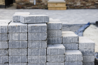 Valderci Malagosini Machado detalha os critérios do piso intertravado em condomínios para áreas comuns e acesso de veículos com foco em desempenho e durabilidade.