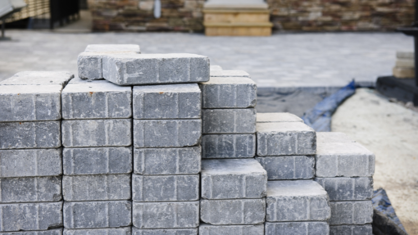 Valderci Malagosini Machado detalha os critérios do piso intertravado em condomínios para áreas comuns e acesso de veículos com foco em desempenho e durabilidade.