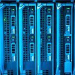 Racks de servidores iluminados em azul em um moderno data center.