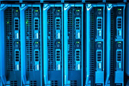 Racks de servidores iluminados em azul em um moderno data center.