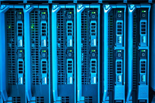 Racks de servidores iluminados em azul em um moderno data center.