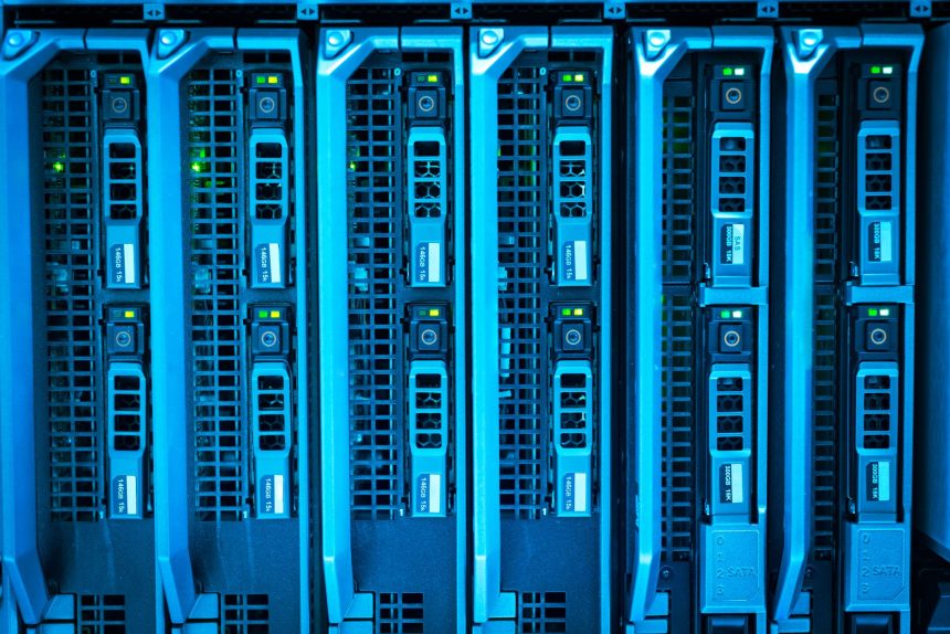 Racks de servidores iluminados em azul em um moderno data center.