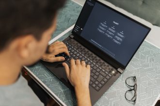 Profissional usa um laptop com software de inteligência artificial na tela durante o trabalho.