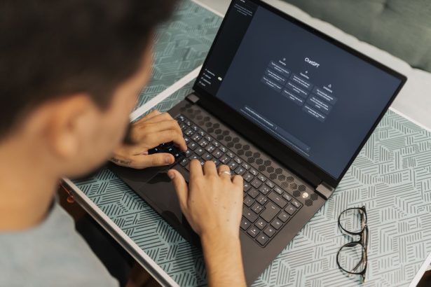 Profissional usa um laptop com software de inteligência artificial na tela durante o trabalho.