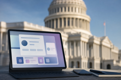 Computador exibindo uma página abstrata de serviços públicos digitais diante de um prédio governamental nos Estados Unidos, sem textos legíveis, logotipos ou números