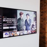 Sala de estar moderna com televisão inteligente exibindo conteúdo de streaming.