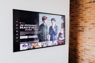 Sala de estar moderna com televisão inteligente exibindo conteúdo de streaming.