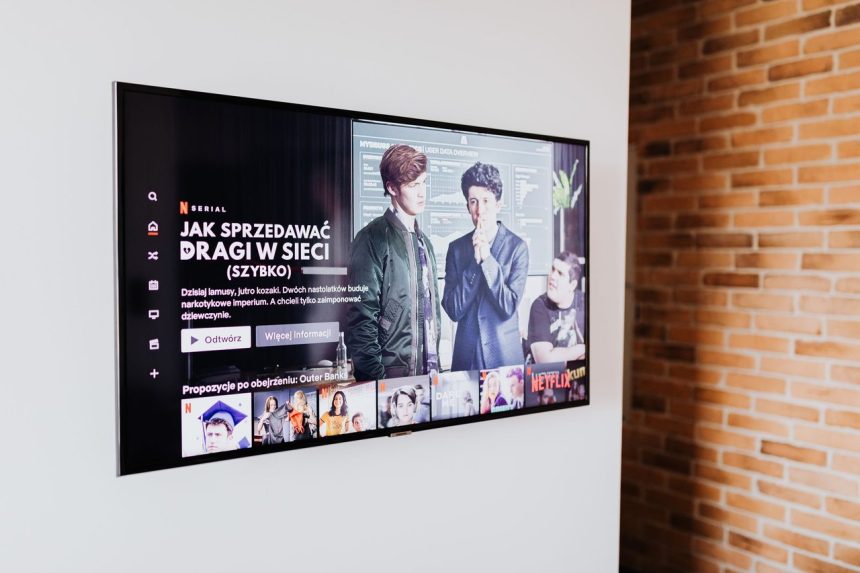Sala de estar moderna com televisão inteligente exibindo conteúdo de streaming.