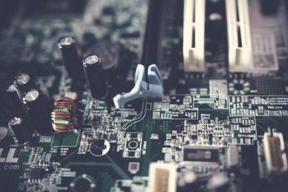 Close de componentes e circuitos de uma placa-mãe de computador.
