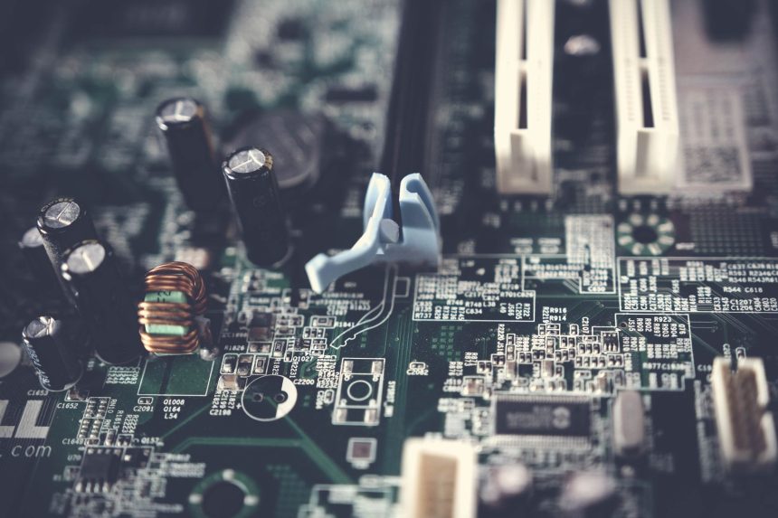 Close de componentes e circuitos de uma placa-mãe de computador.